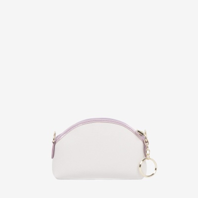 Bolsa pequena branca meia-lua com bordas lilás e anel dourado