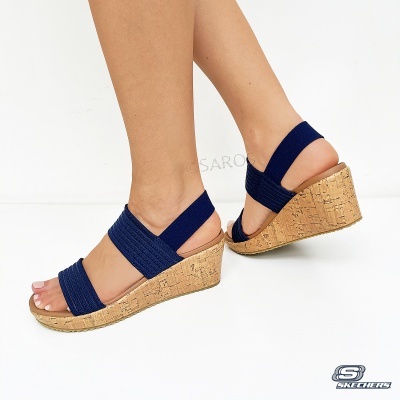 Sandálias de cunha azuis com sola em cortiça da marca Skechers