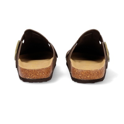 Chinelos castanhos com sola de cortiça e fivela dourada