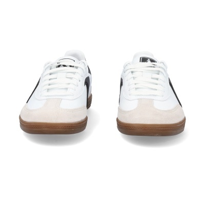 Ténis brancos com detalhes em castanho e preto vistos de frente