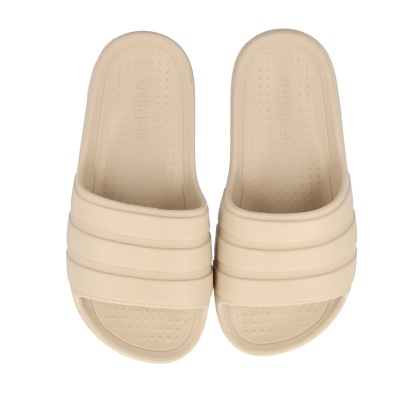 Sandálias tipo chinelos Adidas cor bege com textura pontilhada na palmilha