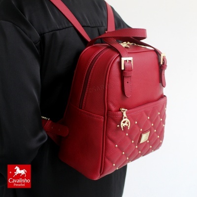 Mochila vermelha em pele sintética com detalhes dourados