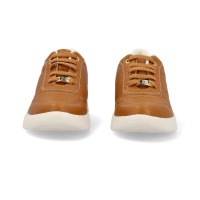Sapatilhas castanhas com sola branca e cordões castanhos
