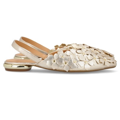 Sapatos dourados de couro com flores em relevo e salto baixo metálico
