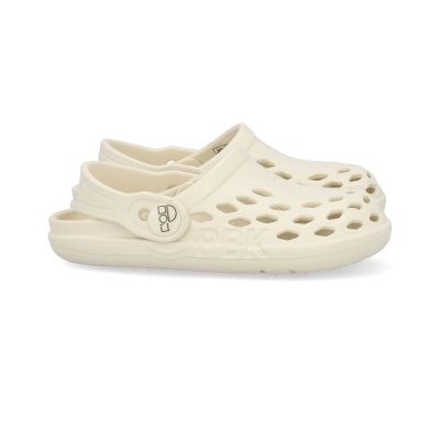 Chinelos cor bege com design perfurado e fivela redonda