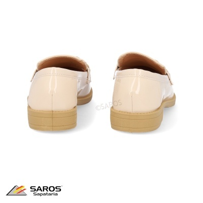 Sapatos mocassim femininos beges de verniz com sola castanha, vista traseira