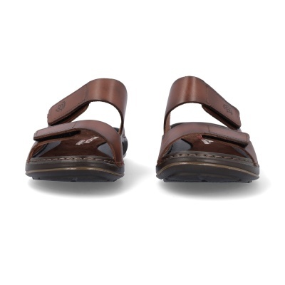 Par de sandálias masculinas em pele castanha com tiras ajustáveis e sola preta.