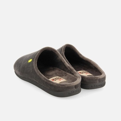 Chinelos cinzentos de tecido felpudo com sola preta e logo amarelo