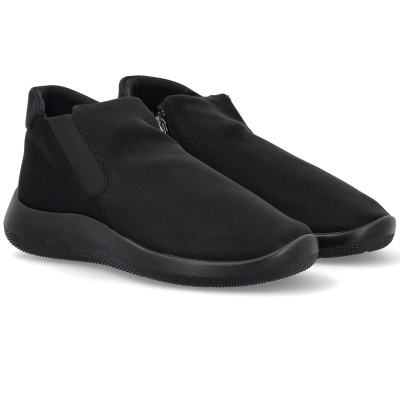 Par de sapatos pretos tipo slip-on com sola de borracha preta