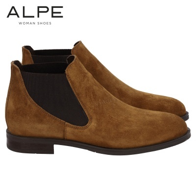 Botas castanhas de mulher em camurça com elásticos pretos laterais e sola escura