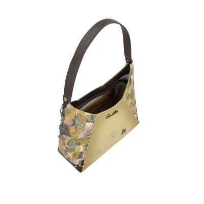 Mala de mão em padrão multimarca com alça castanha e nome Arafa