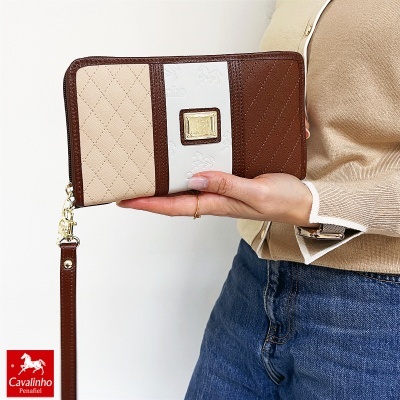 Carteira retangular bege e castanha com faixa branca e placa dourada Cavalinho