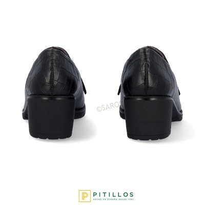 Sapatos pretos de salto grosso vistos de trás com logotipo Pitillos