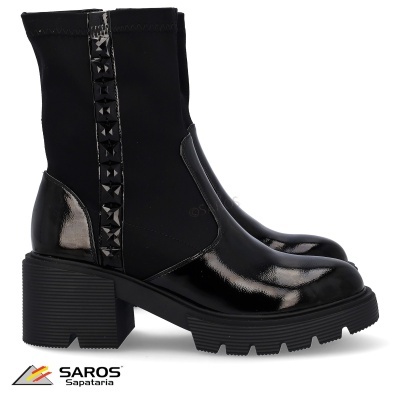 Bota preta com salto grosso e tachas triangulares lateral