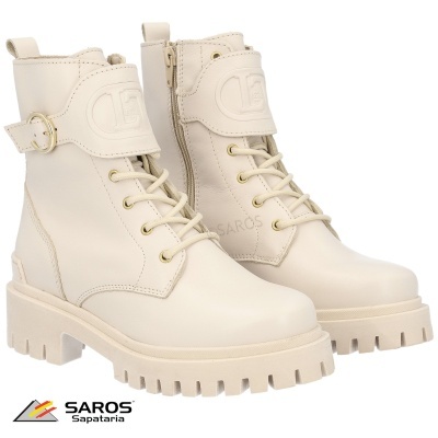 Par de botas bege claro com sola grossa, atacadores, fecho lateral e faixa com fivela.