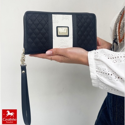 Carteira preta e branca Cavalinho Penafiel com alça de mão num fundo branco