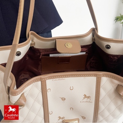 Mala feminina Cavalinho bege com detalhes castanhos e interior bordô com padrão Cavalinho