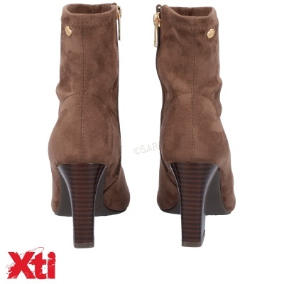 Botins femininos castanhos com salto alto e fecho dourado