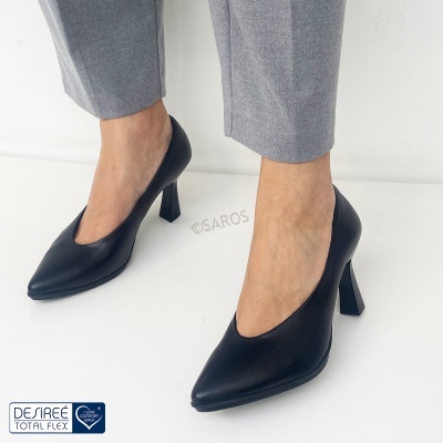 Sapatos de salto alto pretos em couro liso com calças cinzentas
