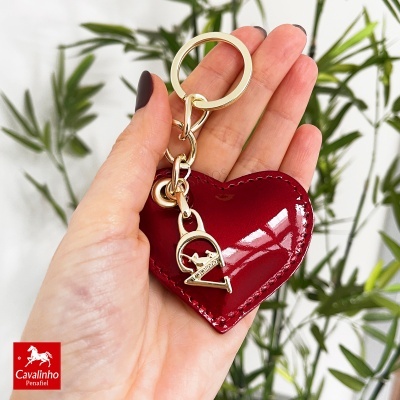 Chaveiro coração vermelho brilhante com detalhe dourado com símbolo Cavalinho