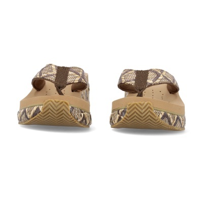 Par de sandálias castanhas com padrão de cobra e sola antiderrapante