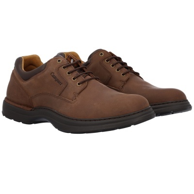 Par de sapatos de couro castanho com sola preta e atacadores castanhos