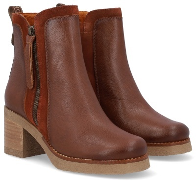 Botins castanhos de pele com salto médio e fecho lateral