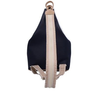 Mochila azul escuro com alças bege e fecho vertical central