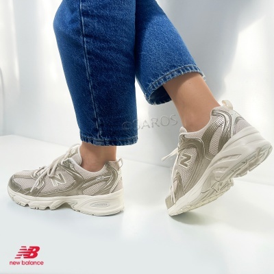 Ténis New Balance 530 em bege e branco com solado ABZORB