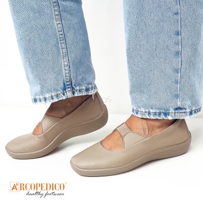 Sapatos femininos bege claro ARKOPEICO com tira no peito do pé