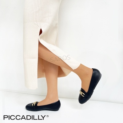 Mocassins pretos de couro com detalhe dourado usados com vestido branco