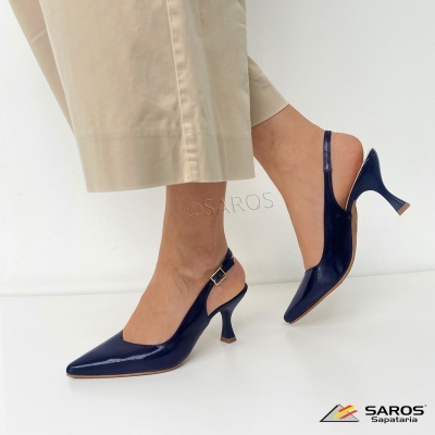 Sapatos femininos de salto médio azul escuro com biqueira pontiaguda.