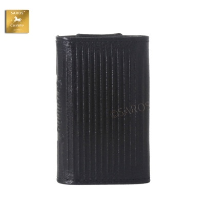 Carteira preta em pele com linhas verticais e gravação da marca SAROS