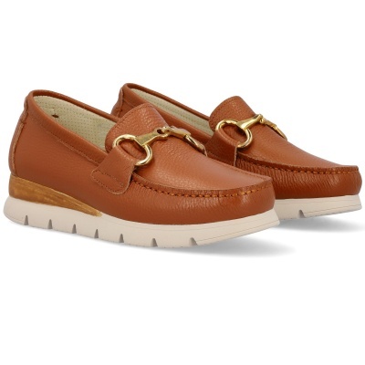 Sapatos mocassim castanho em pele com detalhe dourado e sola branca