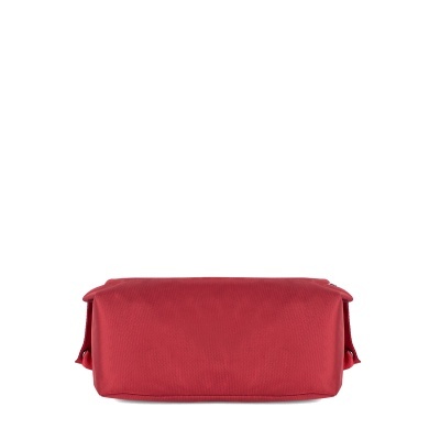 Necessaire ou bolsa de tecido vermelho sobre fundo branco