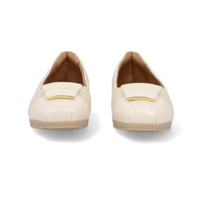 Sapatos rasos femininos creme com detalhe dourado