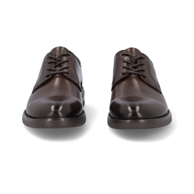 Sapatos sociais castanhos em couro com atacadores.