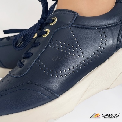 Ténis azul-escuro em couro sintético com sola branca e marca SAROS