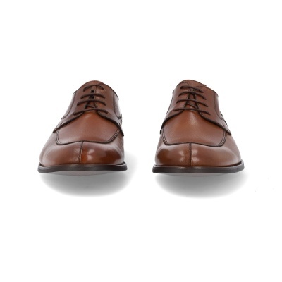 Sapatos castanhos de couro com atacadores