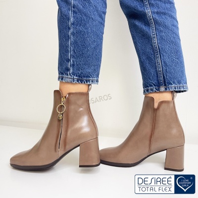 Botas castanhas de salto médio com fecho lateral usadas com jeans azul