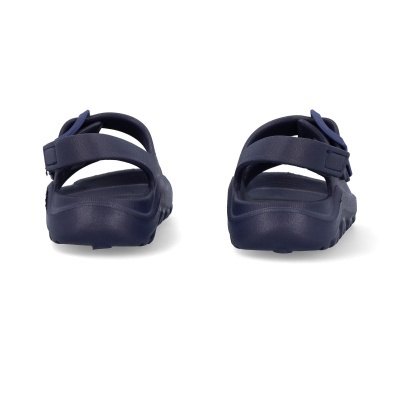 Sandálias desportivas azuis com fivela ajustável visíveis pela parte traseira