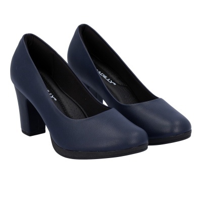 Sapatos de salto alto azul escuro em fundo branco