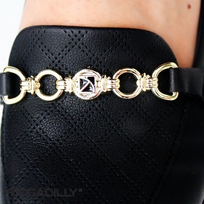 Sapato feminino preto com padrão perfurado e detalhe dourado em elos circulares