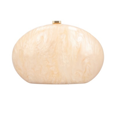 Clutch oval creme perolado com textura marmoreada e fecho dourado
