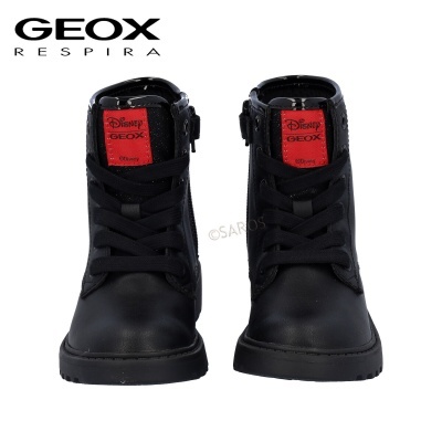 Botins Geox Disney pretos com etiqueta vermelha visível e atacadores pretos