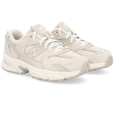 Ténis esportivos New Balance bege claro com sola branca e atacadores brancos