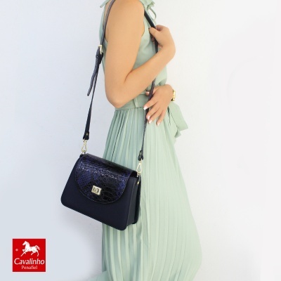 mala preta textura crocodilo com fecho prateado e alça preta