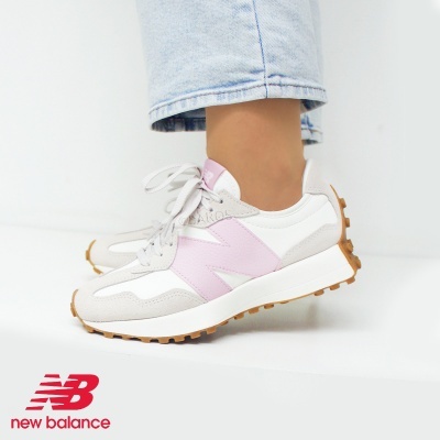 Ténis New Balance branco, cinzento claro e rosa com sola castanha e atacadores brancos