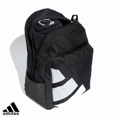 Mochila Adidas preta com bolso frontal branco e toalha preta enrolada dentro.