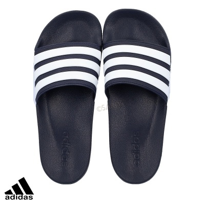 Chinelos Adidas Slide pretos com riscas brancas